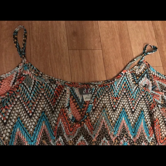 Tribal/Zip zag print open shoulder top - Picture 3 of 3